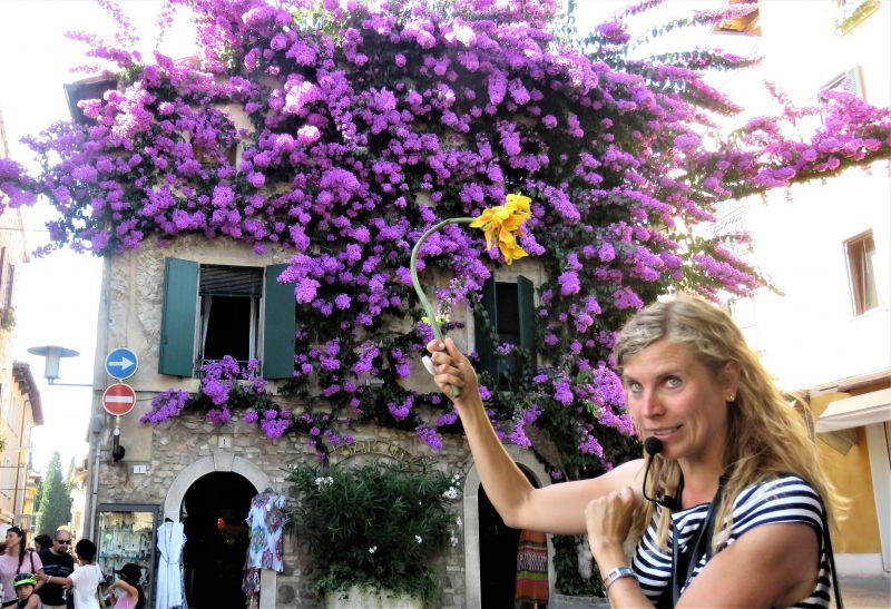 Chiara notre guide et le bougainvillier