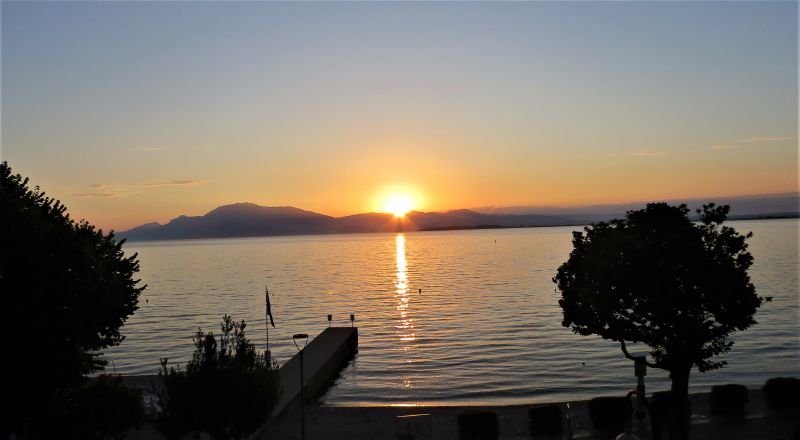 levé de soleil sur le lac de Garde