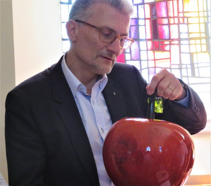 Le pasteur et la pomme (cadeau de la municipalité)