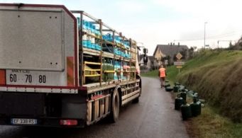 Le camion perd une partie de son chargement