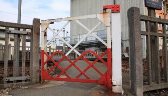 Fermeture du passage à niveau pour piétons - rue de rochers