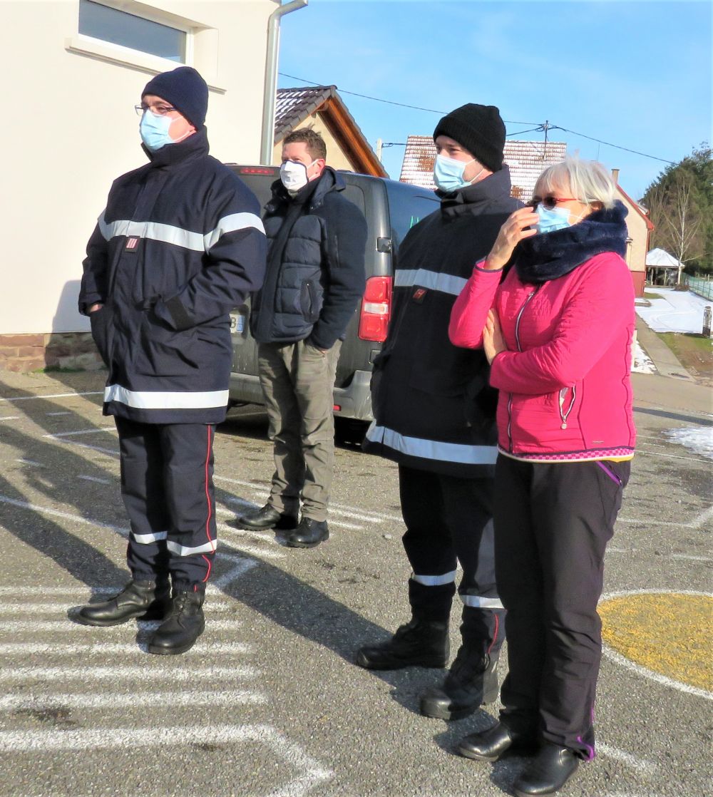 Sapeurs pompiers et directrice de l'école