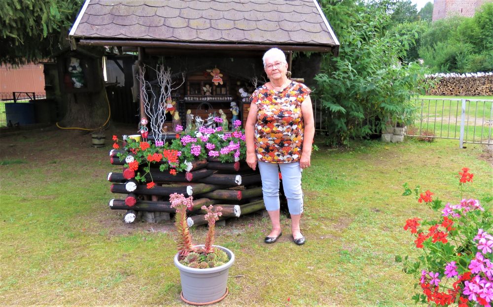 Dans son jardin fleuri