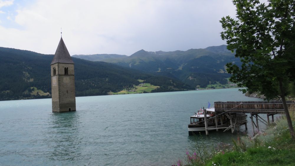 la tour de l'église au milieu du lac