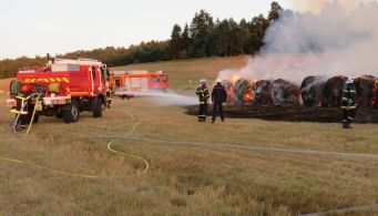 balles de foin en feu en plein milieu des champs